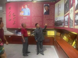 李宝恒董事长在山东新泰市参观毛泽东文献博物馆